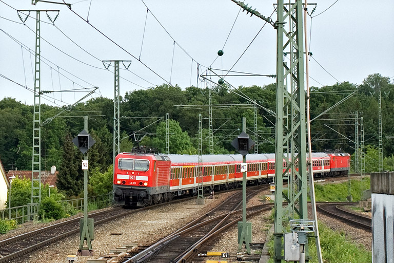 143 012 mit D 1584 bei km 17,0 (Mai 2011)