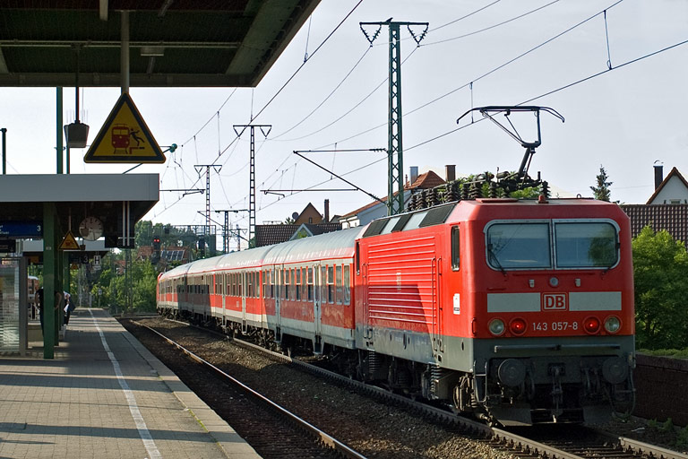 143 057 mit D 1584 bei km 16,8 (Mai 2011)