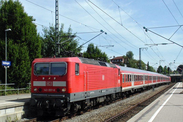 143 057 mit D 1585 bei km 15,6 (Mai 2011)