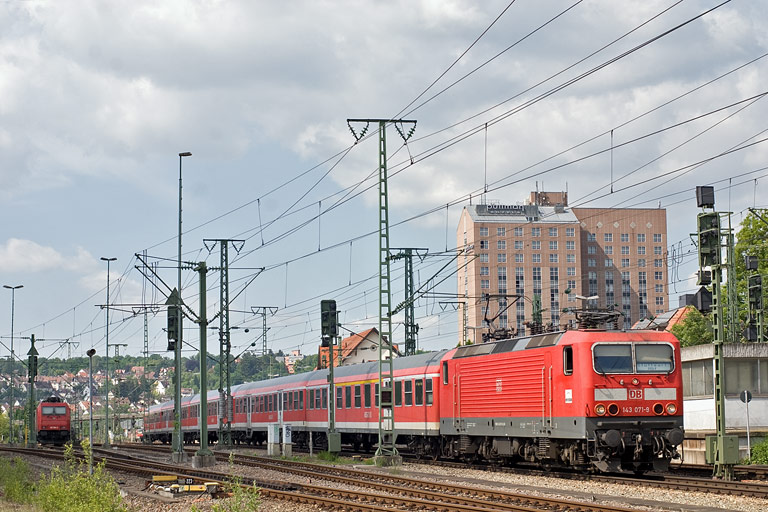 143 071 mit D 1684 bei km 15,6 (Mai 2011)