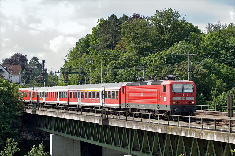 143 071 mit D 1684 bei km 14,6 (Mai 2011)