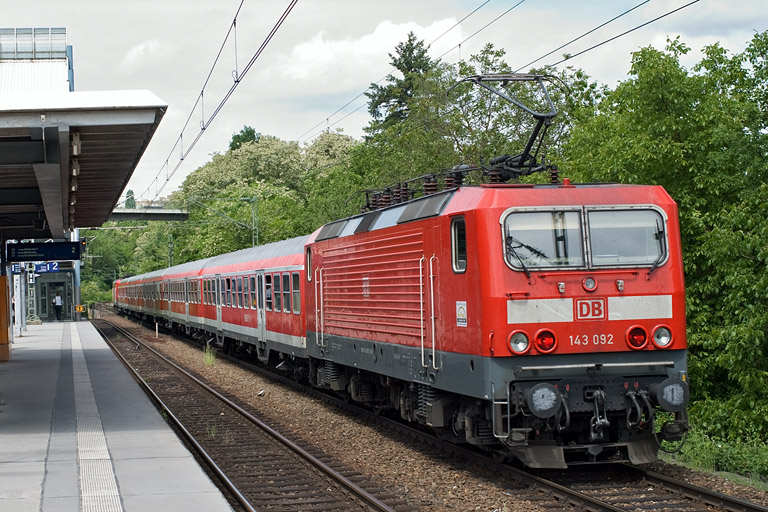 143 092 mit D 1682 bei km 14,2 (Mai 2011)