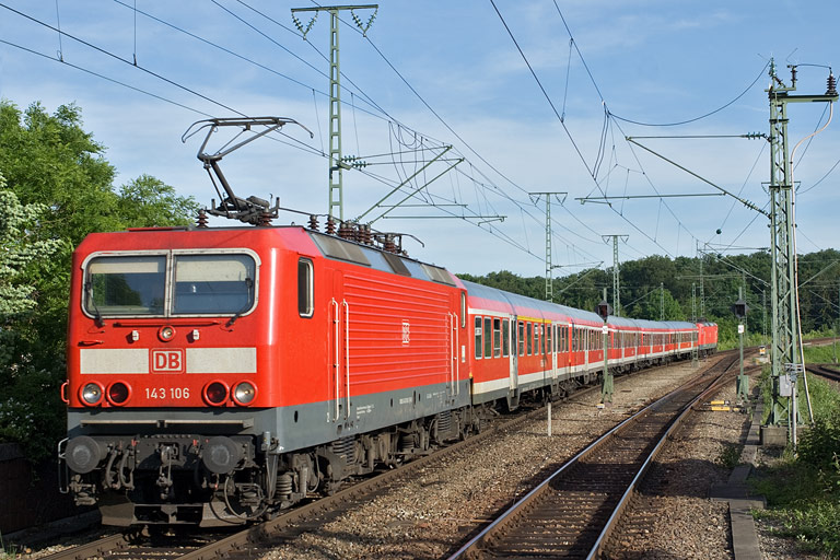 143 106 mit D 1584 bei km 16,8 (Mai 2011)