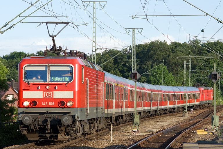 143 106 mit RE 19048 bei km 16,8 (Mai 2011)