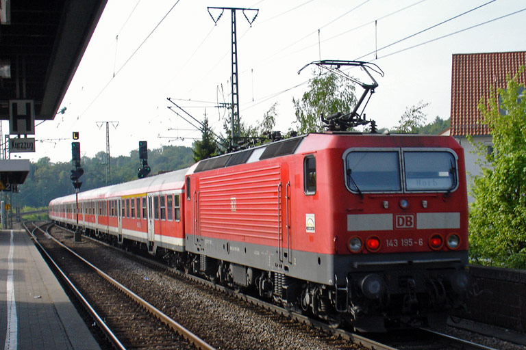 143 195 mit D 1583 bei km 16,8 (April 2011)