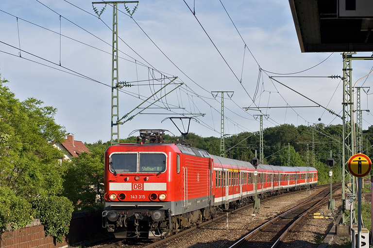 143 315 mit D 1584 bei km 16,8 (Mai 2011)