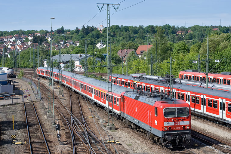 143 315 mit D 1684 bei km 16,0 (Mai 2011)