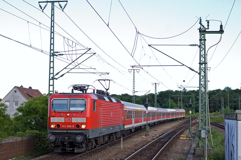 143 886 mit D 1584 bei km 16,8 (Mai 2011)