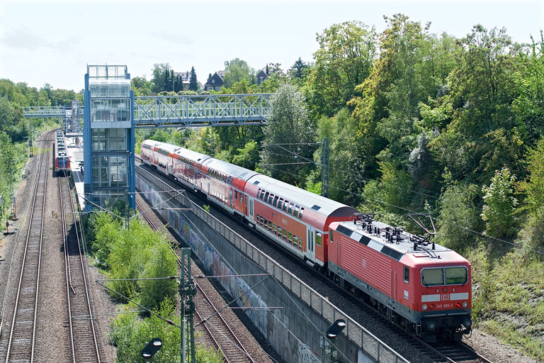 143 965 mit RE 19039 bei km 14,0 (August 2011)