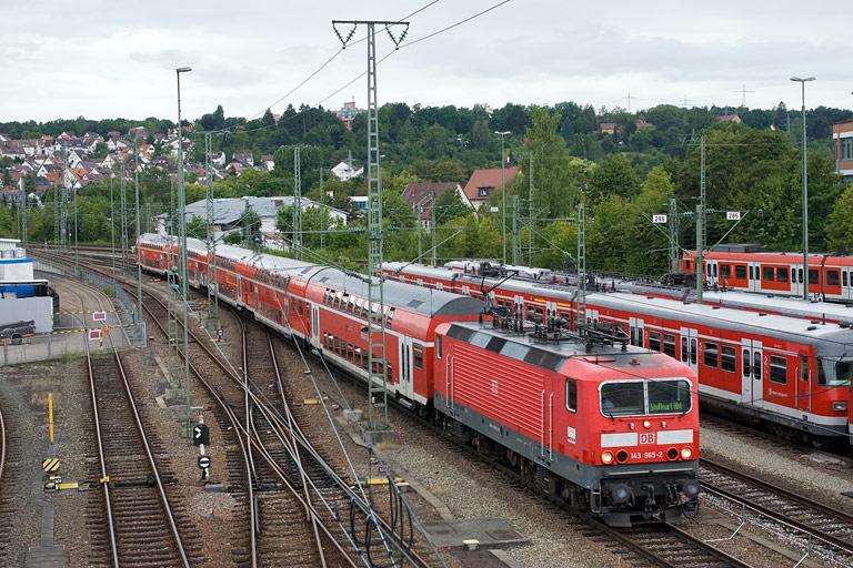 143 965 mit RE 19046 bei km 16,0 (August 2011)