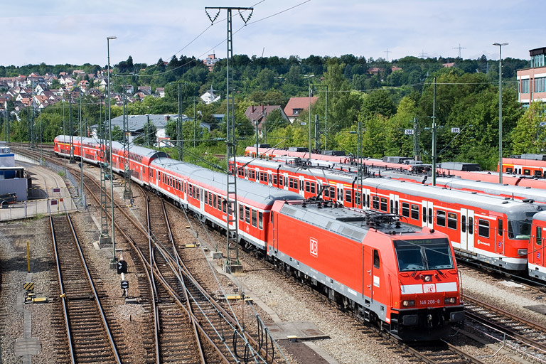 146 206 mit RE 19040 bei km 16,0 (August 2011)