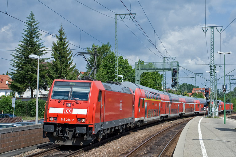 146 214 mit RE 81425 bei km 16,6 (Mai 2011)