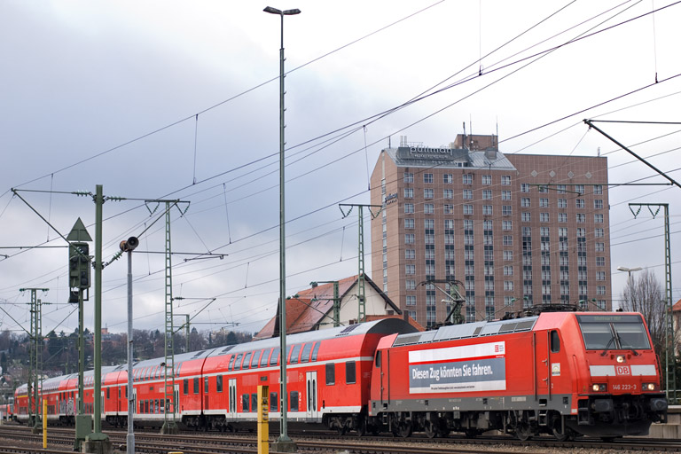146 223 mit RE 19040 bei km 15,6 (Dezember 2011)