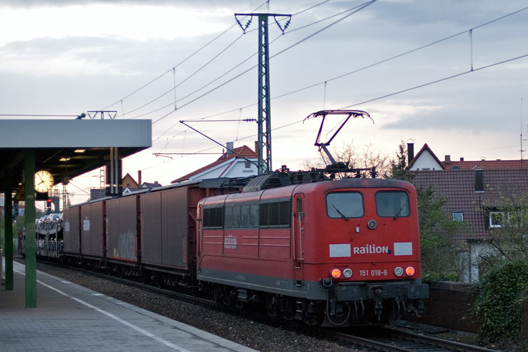151 018 mit CSQ 60084 bei km 16,8 (April 2011)