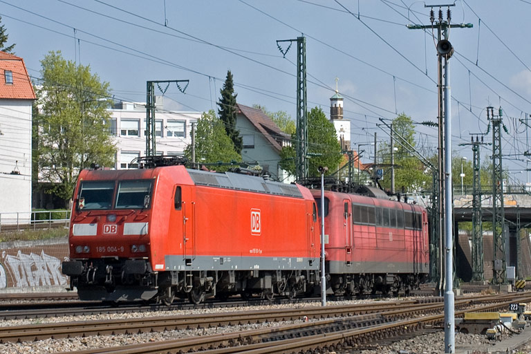 151 073 und 185 004 als Tfzf 66993 bei km 15,4 (April 2011)