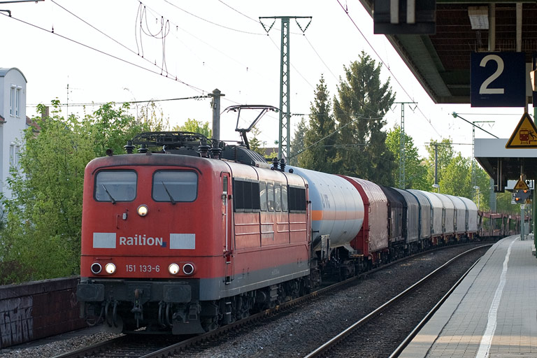 151 133 mit FZT 56173 bei km 16,8 (April 2011)