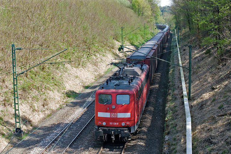 151 136 mit CSQ 60080 bei km 19,0 (April 2011)