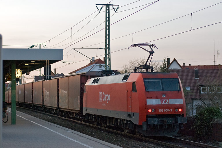 152 008 mit CSQ 60084 bei km 16,8 (April 2011)