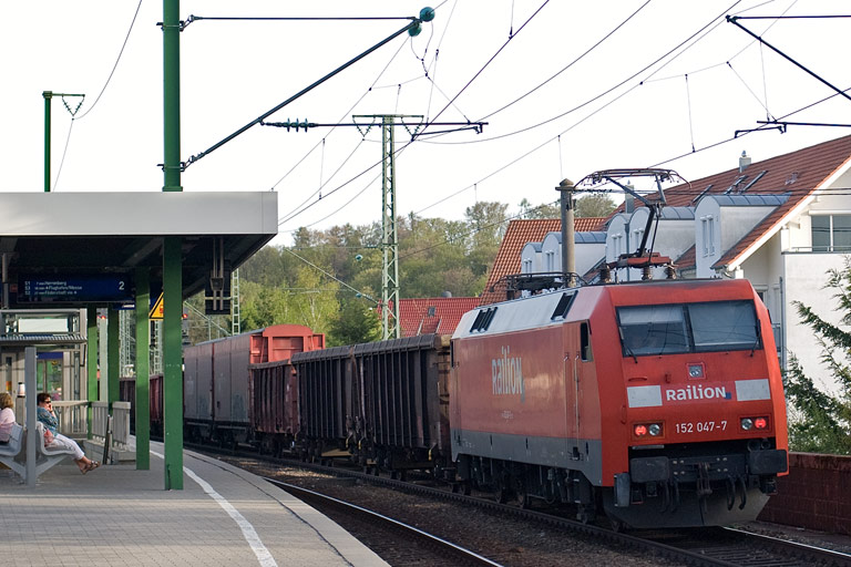 152 047 mit FZT 56173 bei km 16,8 (April 2011)