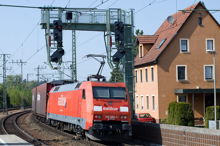 152 050 mit CSQ 60082 bei km 16,6 (April 2011)