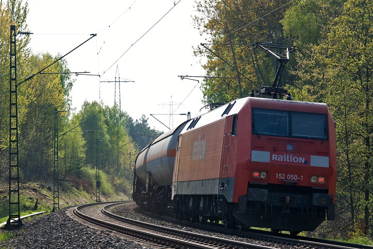 152 050 mit FE 44695 bei km 19,2 (April 2011)