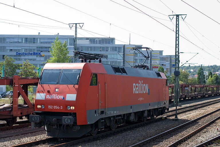 152 054 als Tfzf 67083 bei km 15,8 (August 2011)