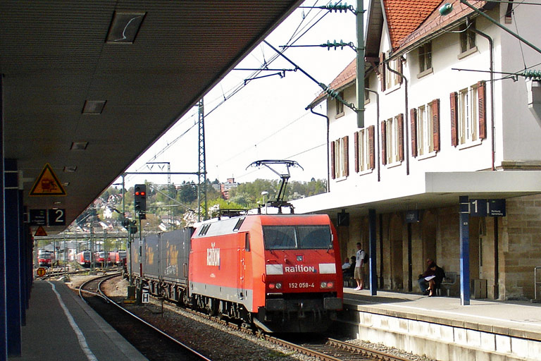 152 058 mit FE 45175 bei km 15,6 (April 2011)