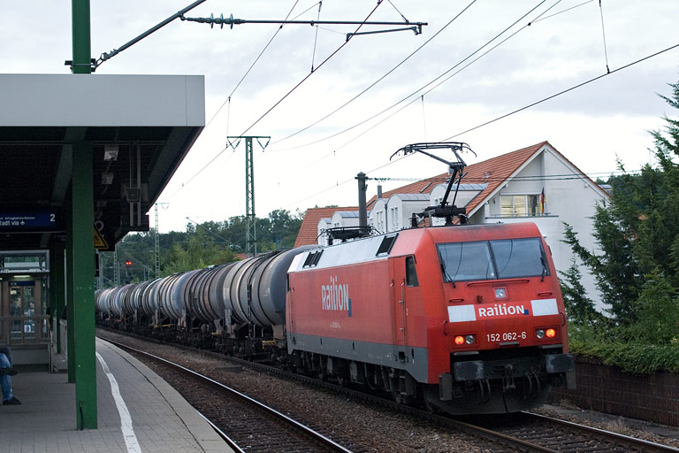 152 062 mit CS 47097 bei km 16,8 (Juli 2011)