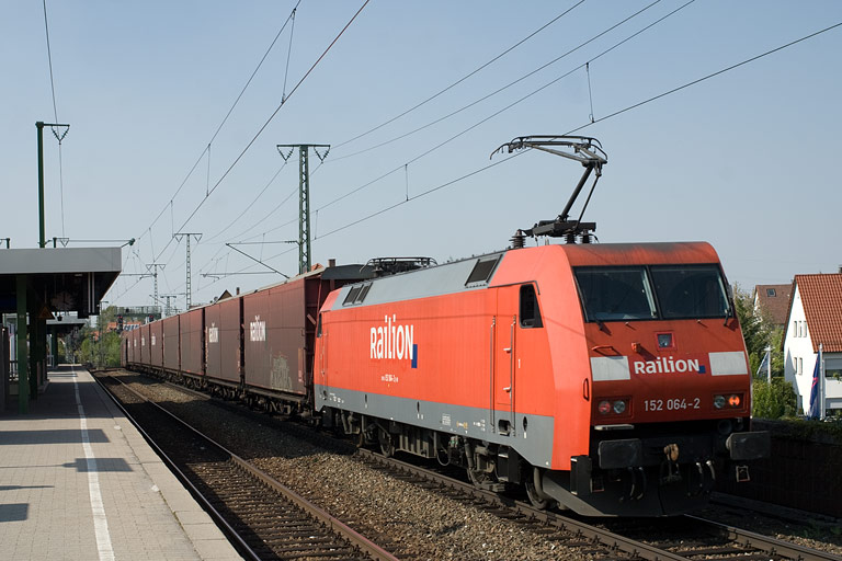 152 064 mit CSQ 60082 bei km 16,8 (April 2011)
