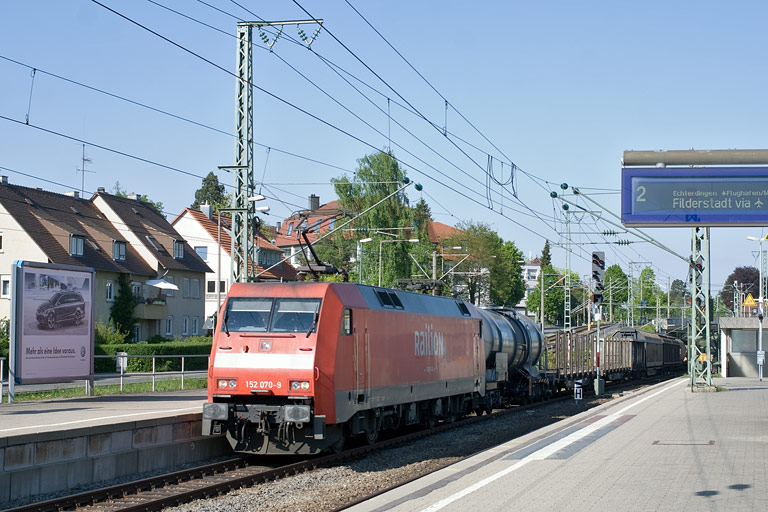 152 070 mit FS 50857 bei km 15,6 (April 2011)