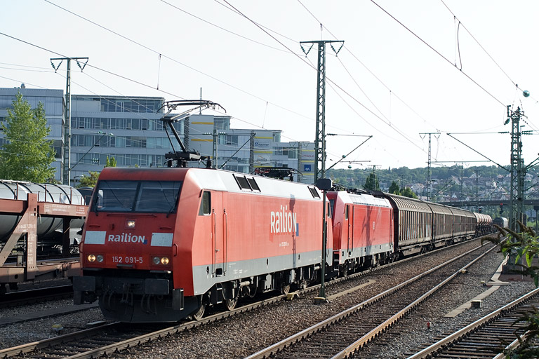 152 091 und 185 320 mit FZT 56166 bei km 15,8 (August 2011)