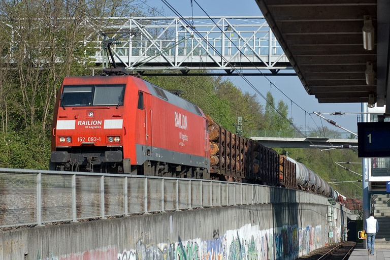 152 093 mit FE 44689 bei km 14,0 (April 2011)