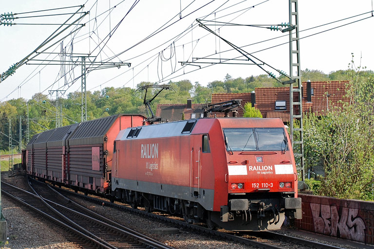 152 110 mit FZT 56173 bei km 16,8 (April 2011)