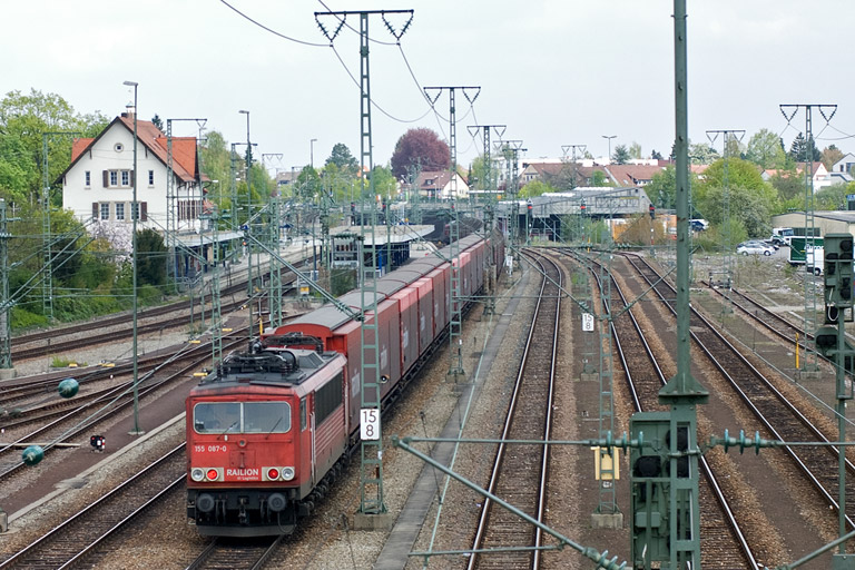 155 087 mit CFN 62706 bei km 15,8 (April 2011)