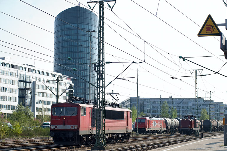 155 105, V 100 2335 und HGK 185 584 bei km 15,6 (April 2011)