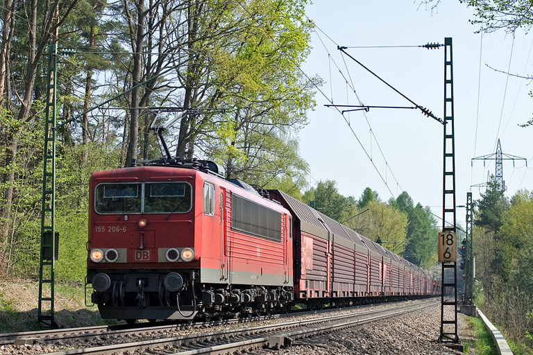 155 206 mit FZ 56165 bei km 18,6 (April 2011)