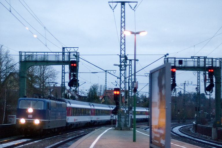 181 201 mit IC 181 bei km 16,6 (Dezember 2011)