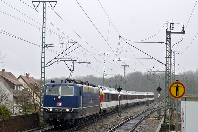 181 201 mit IC 280 bei km 16,8 (Dezember 2011)