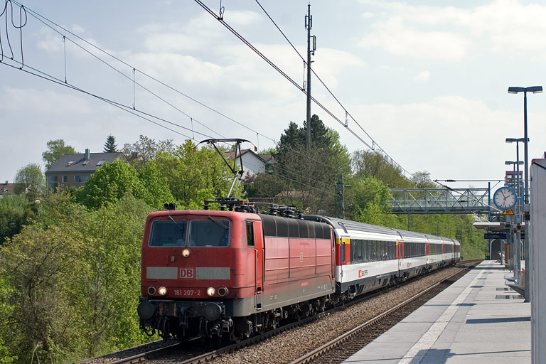 181 207 mit IC 280 bei km 14,2 (April 2011)