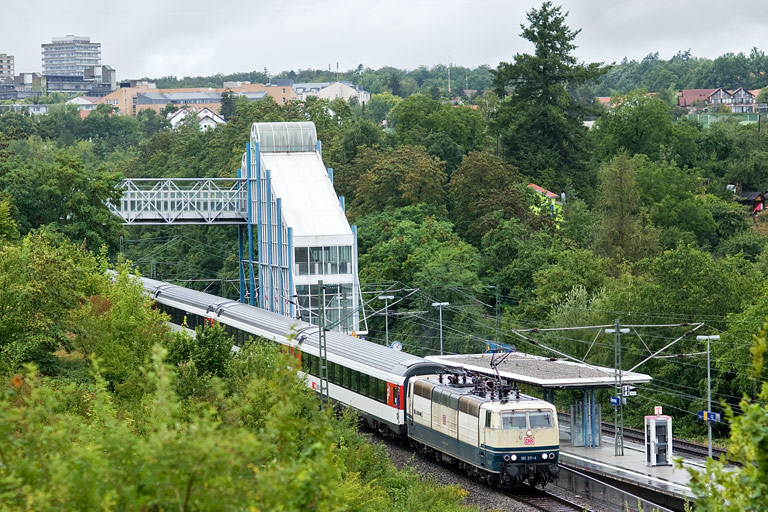 181 211 mit IC 281 bei km 14,2 (Juli 2011)