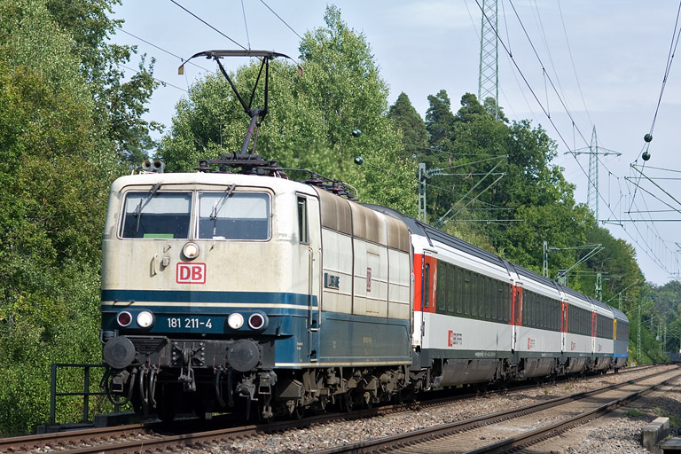 181 211 mit IC 281 bei km 22,2 (August 2011)