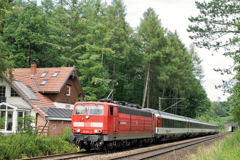 181 212 mit IC 281 bei km 18,2 (Juli 2011)