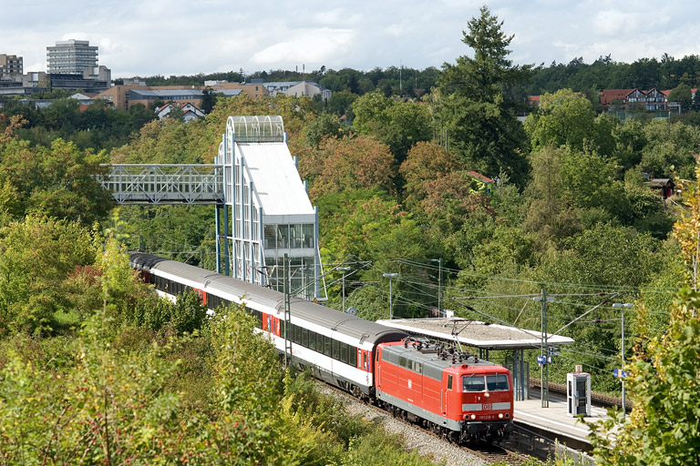 181 218 mit IC 281 bei km 14,2 (August 2011)