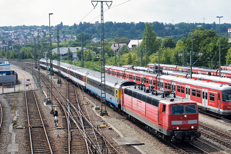 181 219 mit IC 280 bei km 16,0 (August 2011)