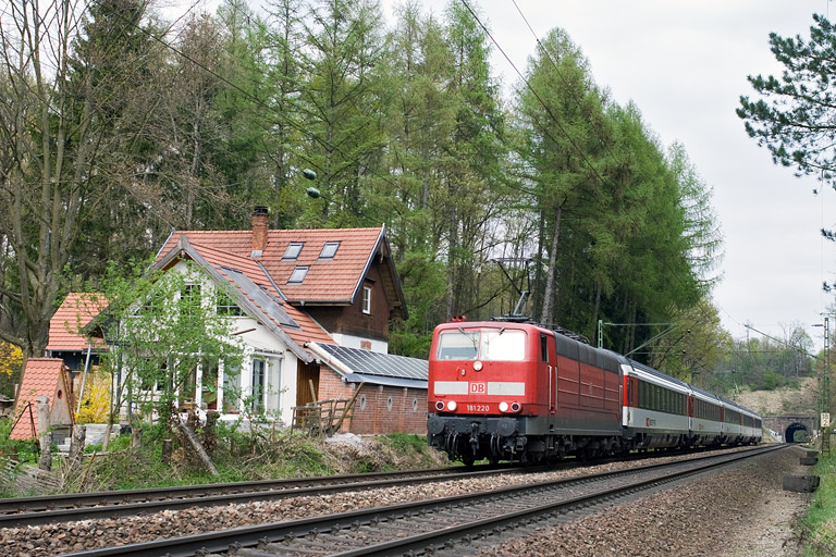 181 220 mit IC 281 bei km 18,2 (April 2011)