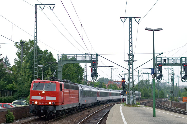 181 223 mit IC 181 bei km 16,6 (Juni 2011)