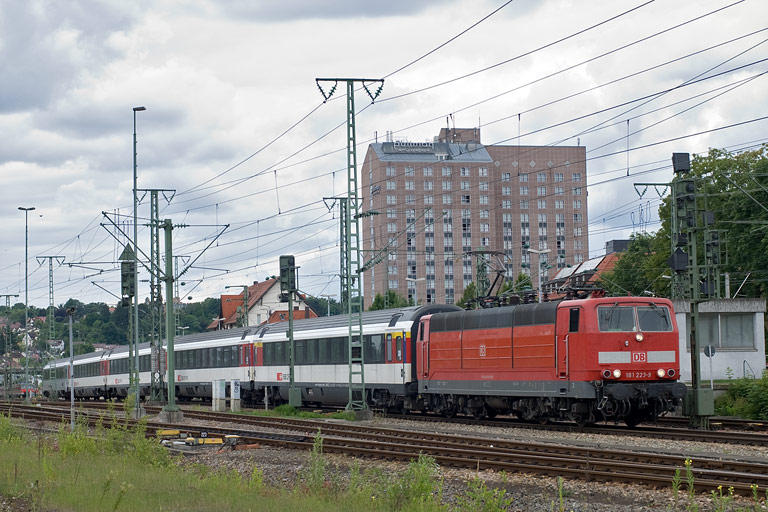 181 223 mit IC 280 bei km 15,6 (Juni 2011)