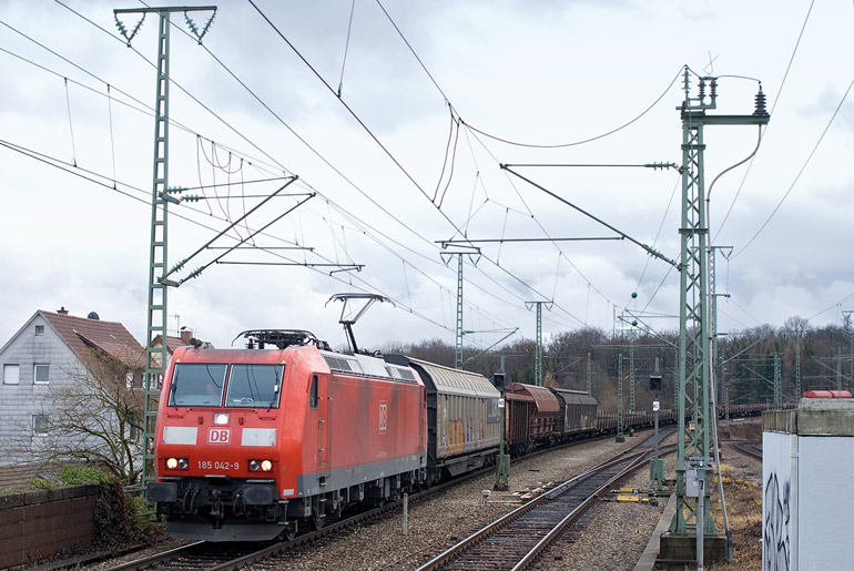 185 042 mit FE 44696 bei km 16,8 (Dezember 2011)