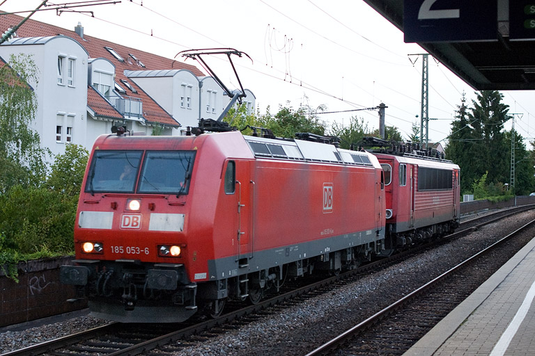 185 053 und 155 168 mit FZ 56181 bei km 16,8 (August 2011)