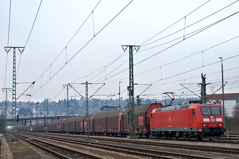 185 058 mit CFN 62706 bei km 15,8 (M&auml;rz 2011)